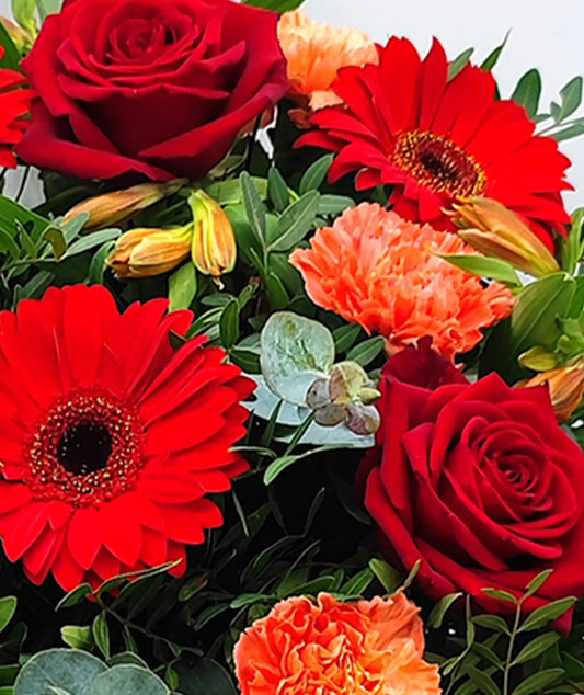 ramo de gerberas, rosas, claveles, alstroemerias y eucalipto