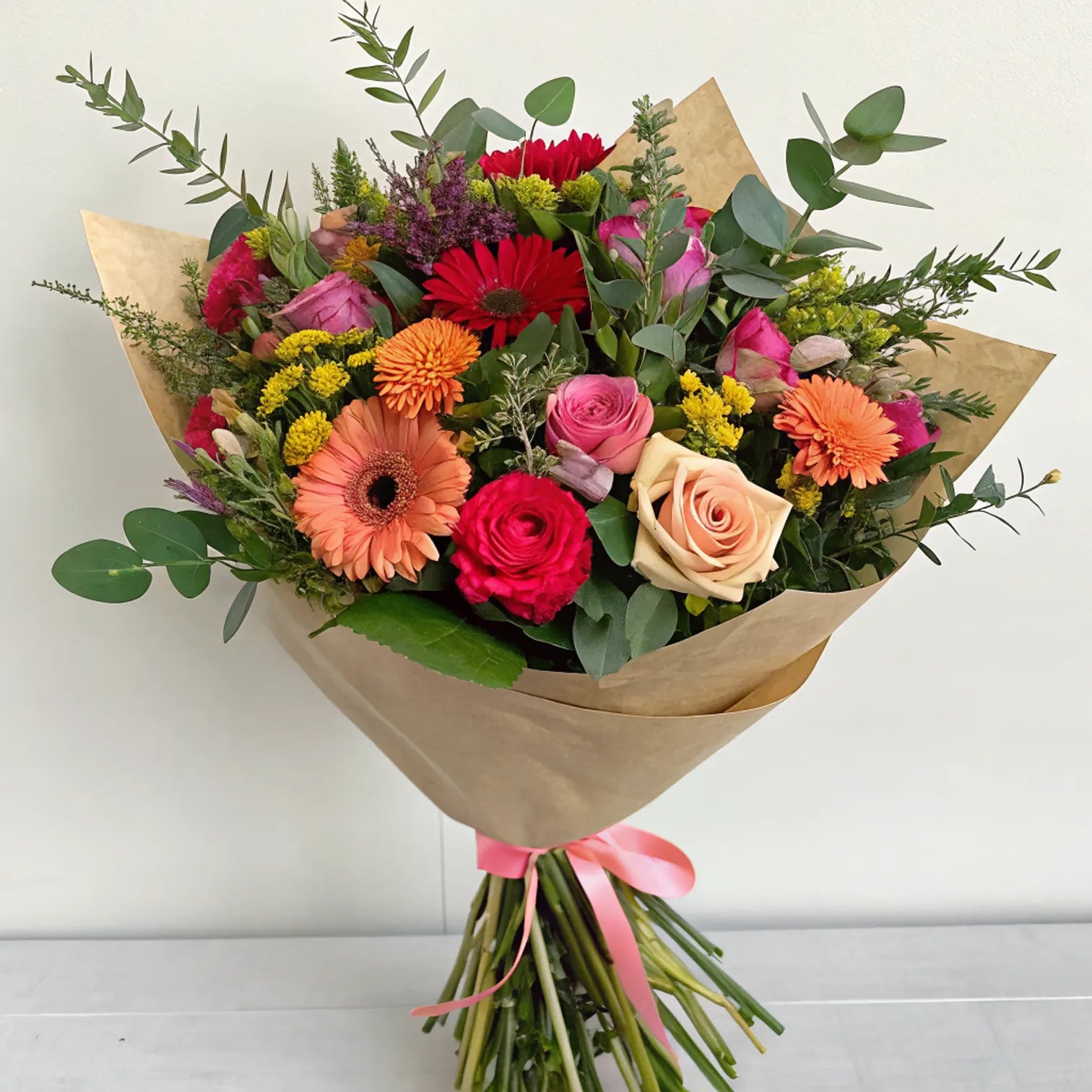 Detalle del ramo FLORAIDA con flores frescas y alegres para cumpleaños en Madrid