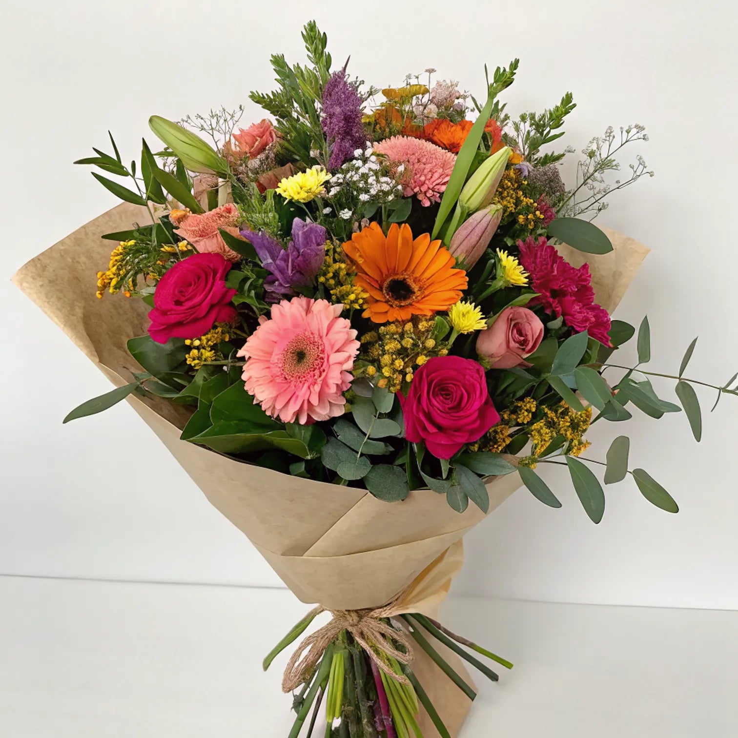 Ramo vibrante de flores de temporada con rosas y gerberas – entrega a domicilio en Madrid