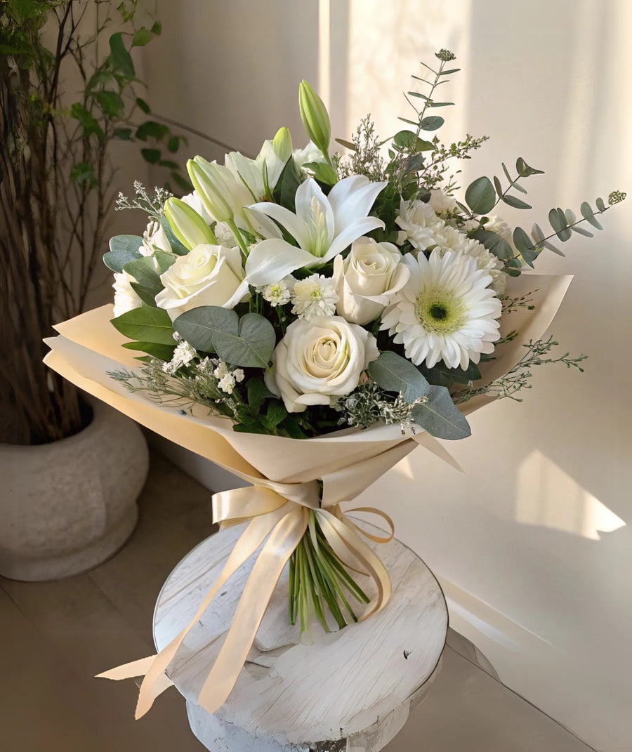 Ramo de lirios, rosas y gerberas blancas Freya – Flores La Paz