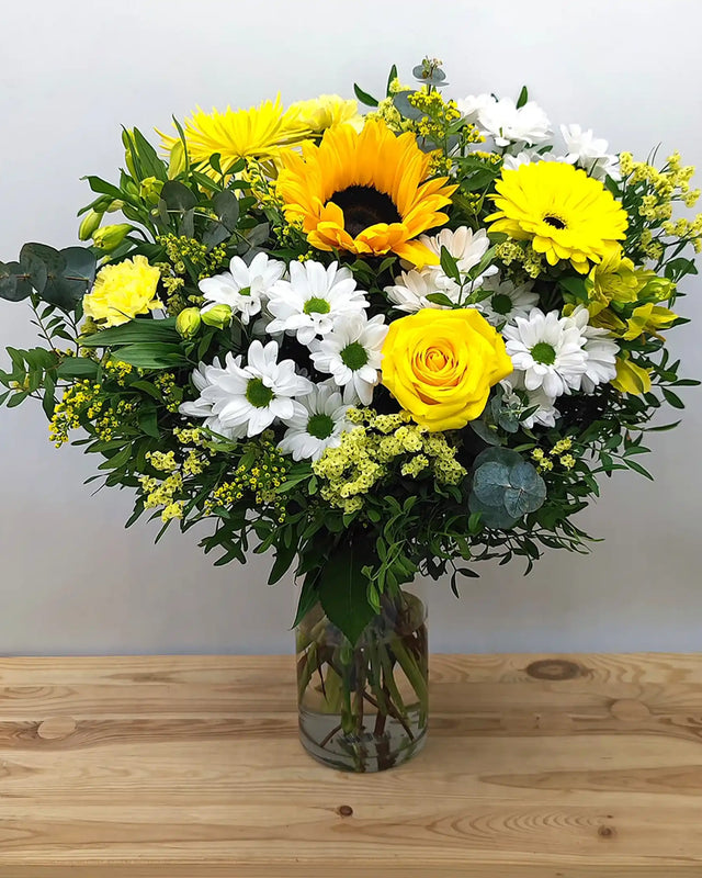 Ramo de flores en colores amarillos y blancos de temporada, disponible en Madrid