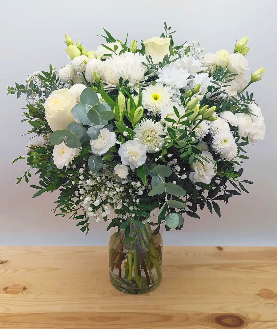 Ramo de flores blancas frescas con entrega a domicilio en Madrid