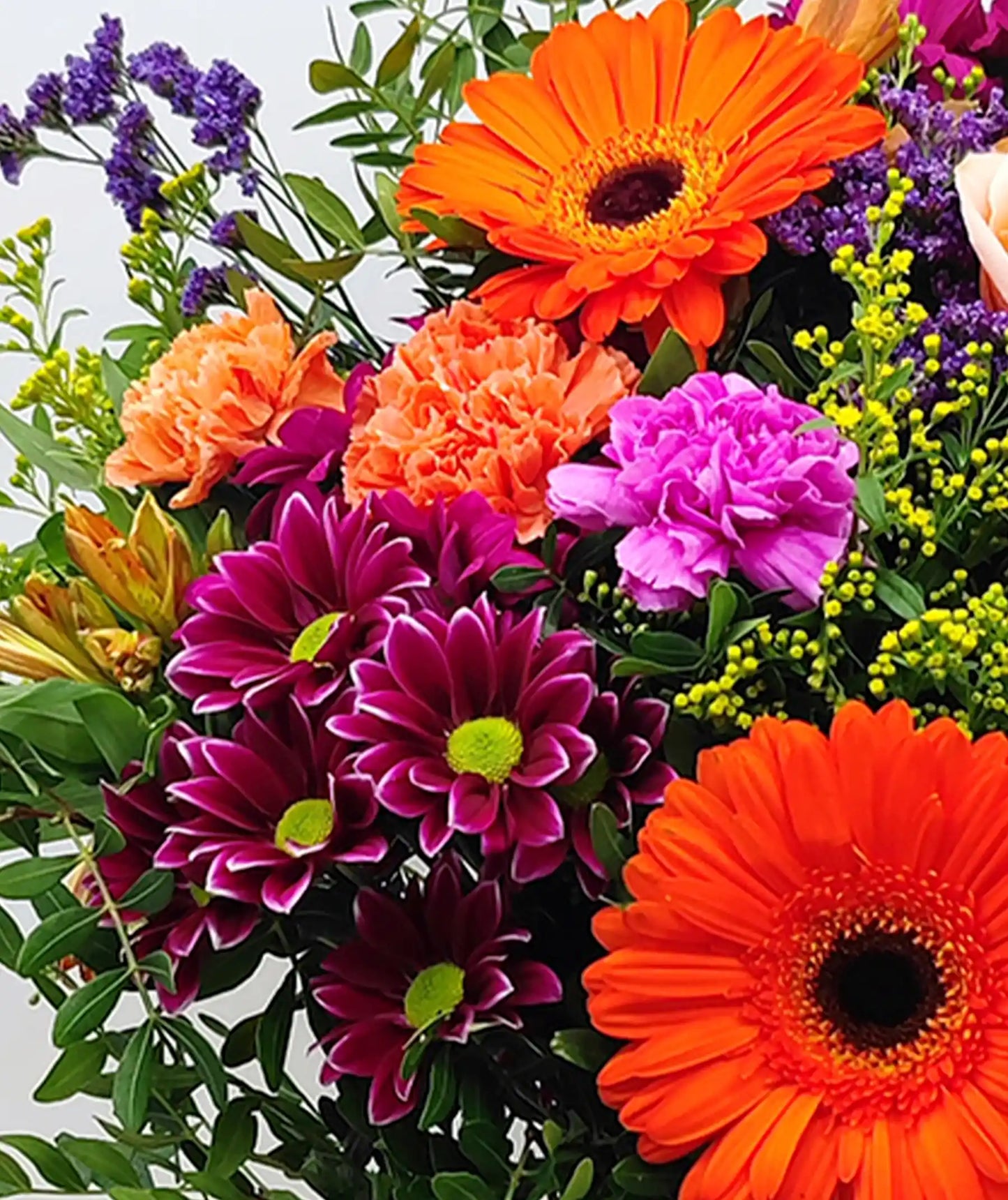 Detalle del ramo de flores naranja y morado FLP de temporada
