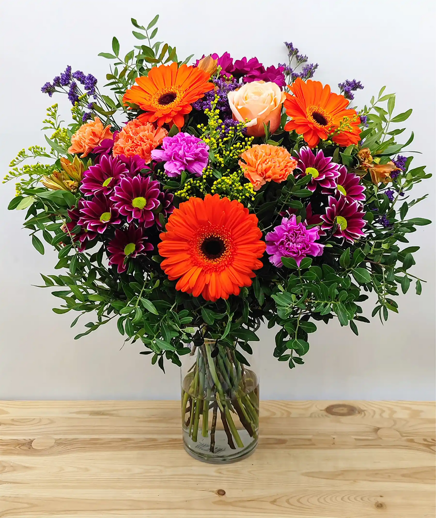 Ramo de flores en tonos morados y naranjas