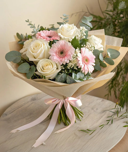 Detalle del ramo NÉMIRA con rosas y gerberas naturales