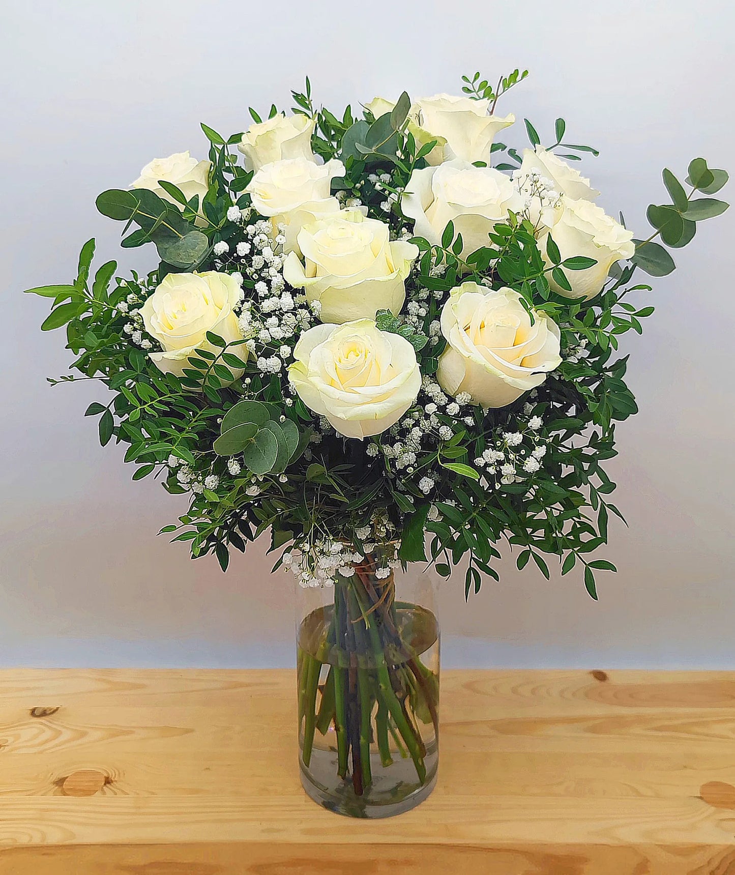Ramo de 12 rosas blancas para enviar en Madrid