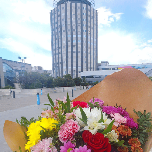 Ramo de flores en la plaza del Hospital La Paz, Madrid