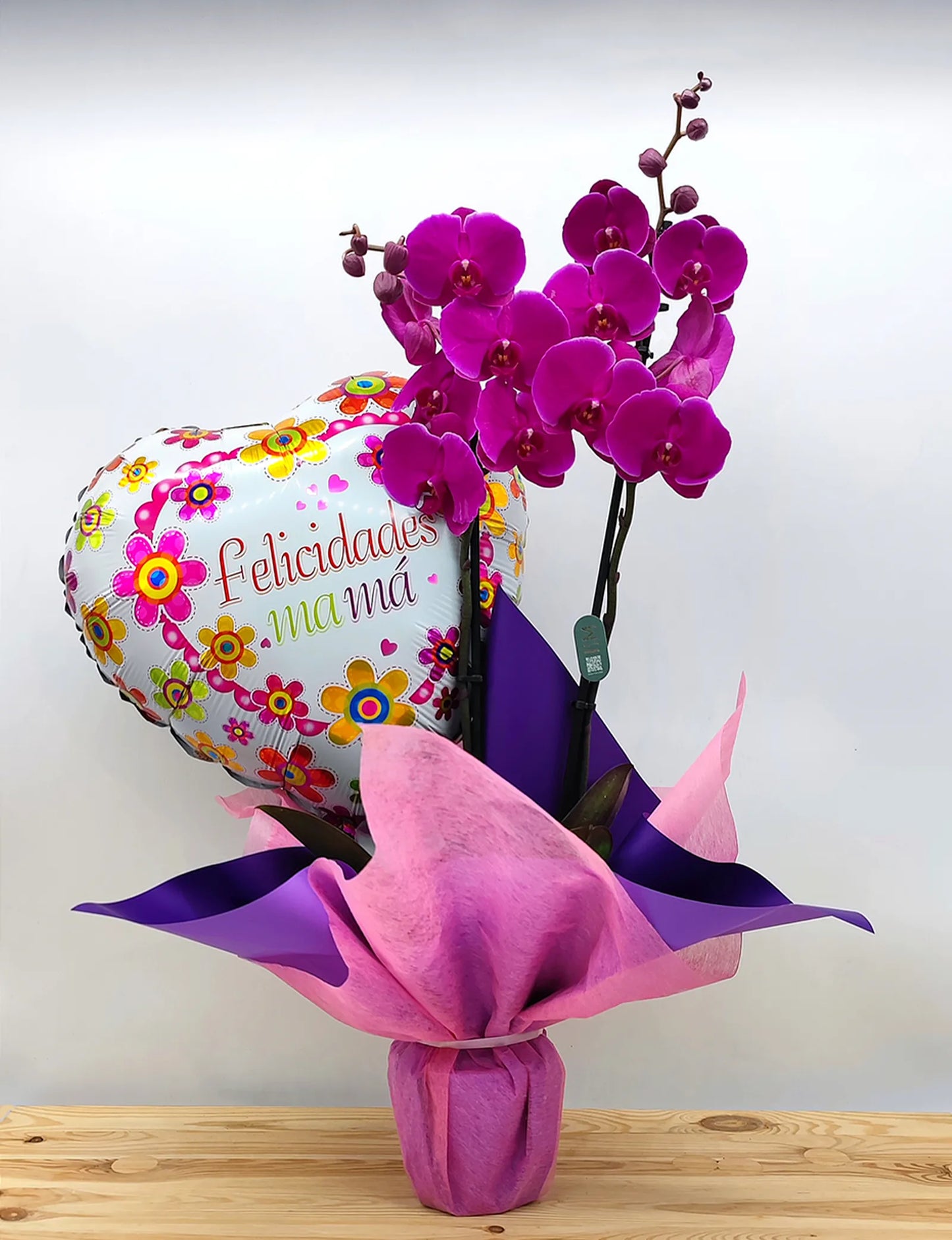Orquídea con globo "Felicidades mamá"