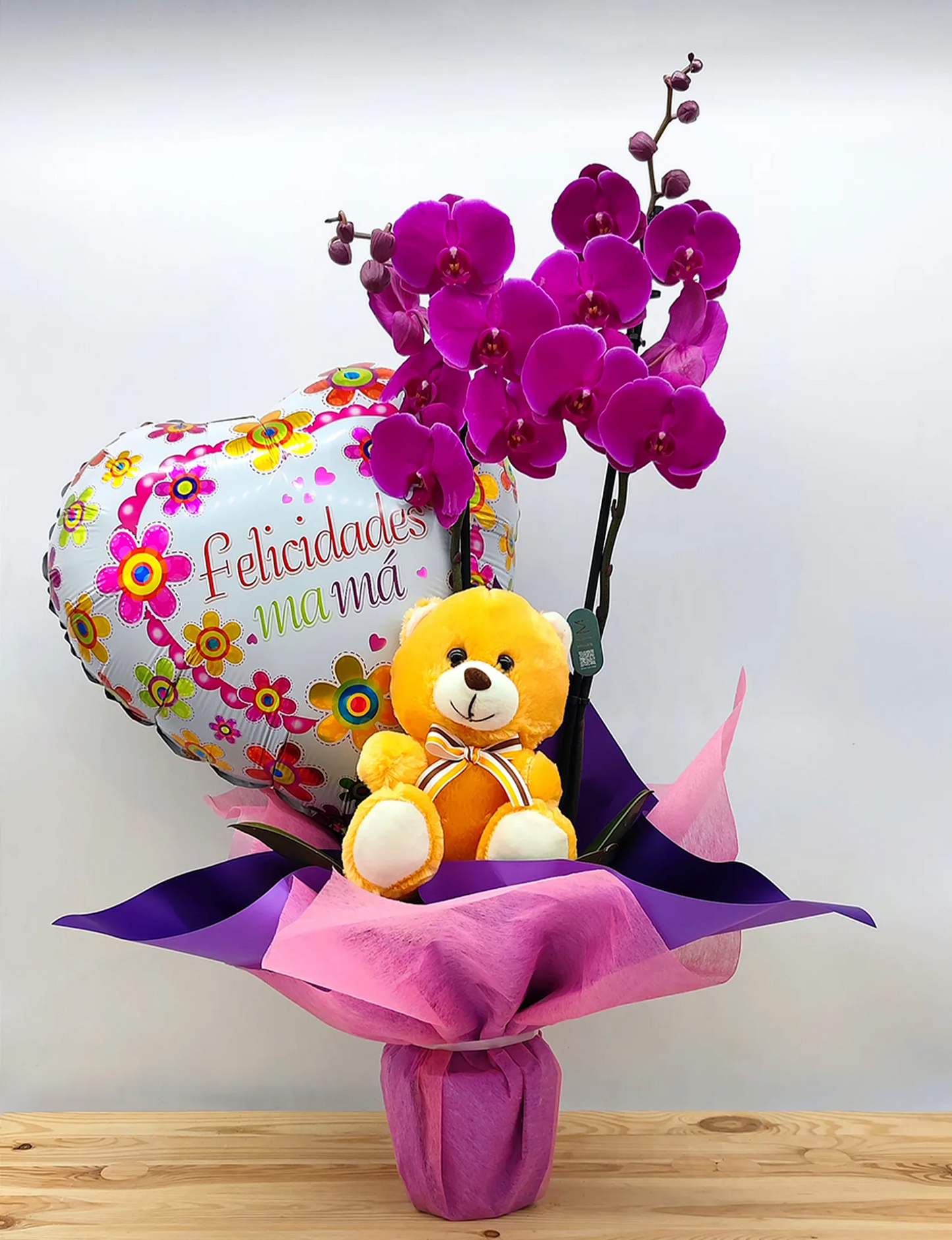 Orquídea con peluche y globo de felicidades mamá