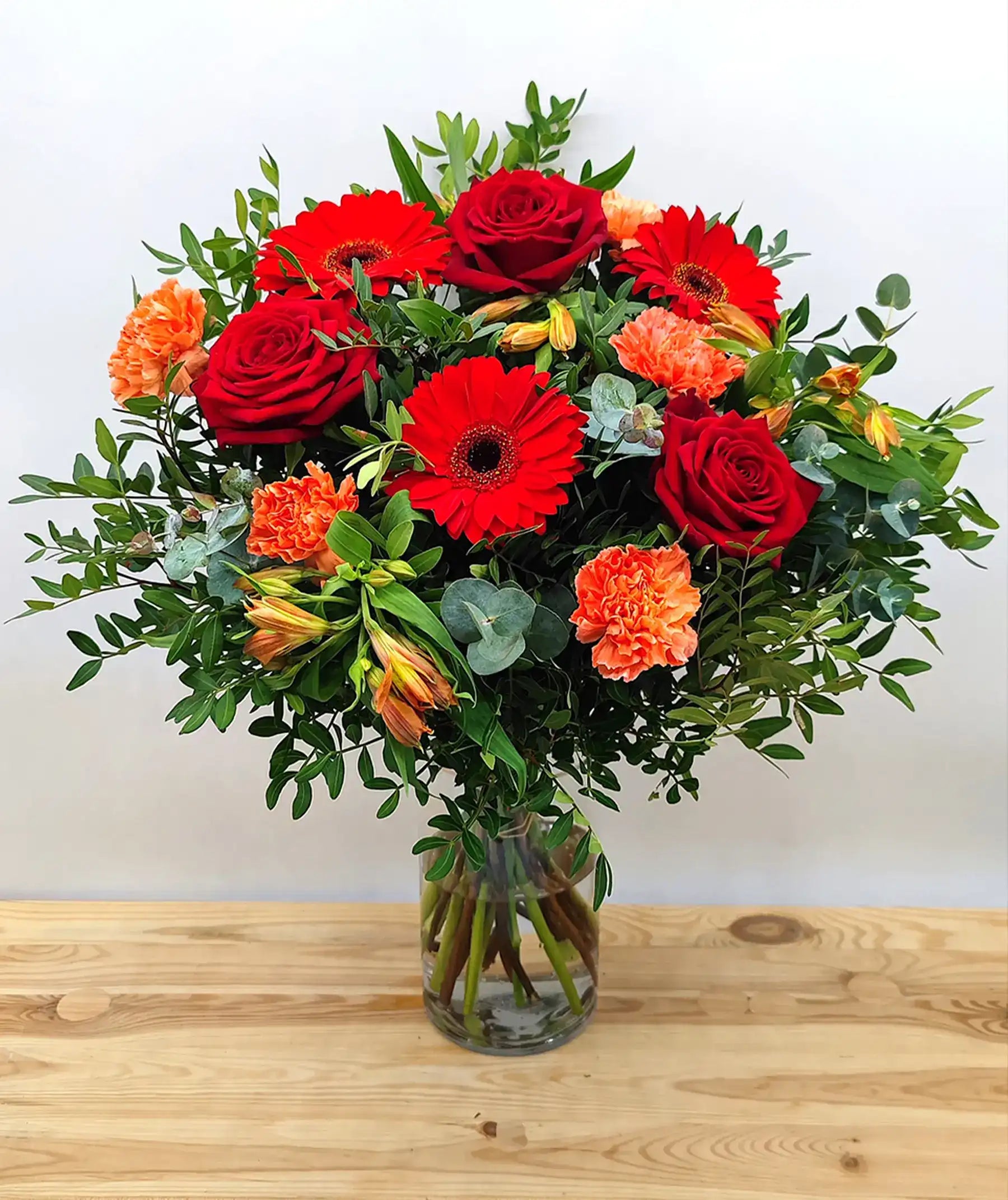 ramo de flores confeccionado con gerberas, rosas y alstroemerias