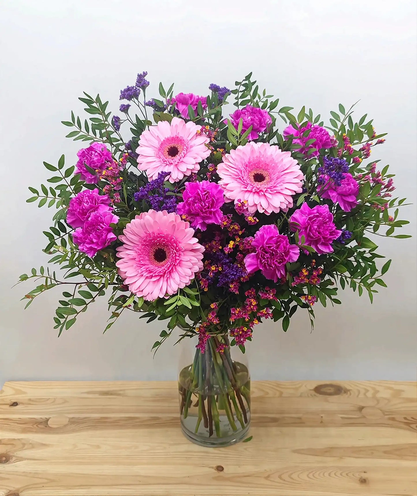 Flores con gerberas, claveles y siempre vivas