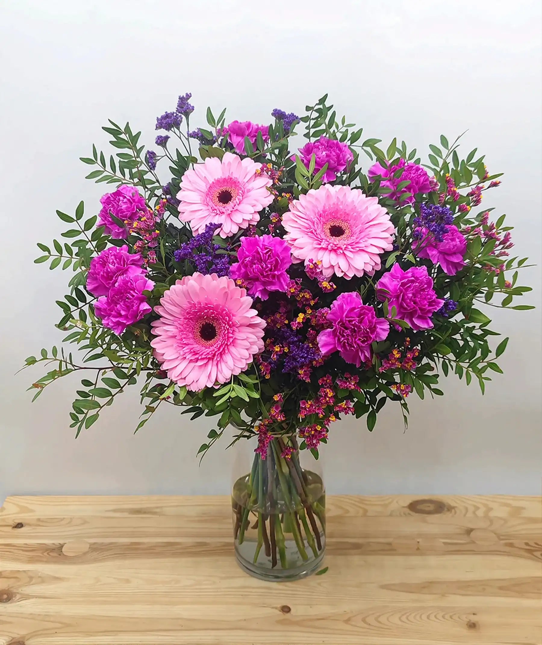 Flores con gerberas, claveles y siempre vivas