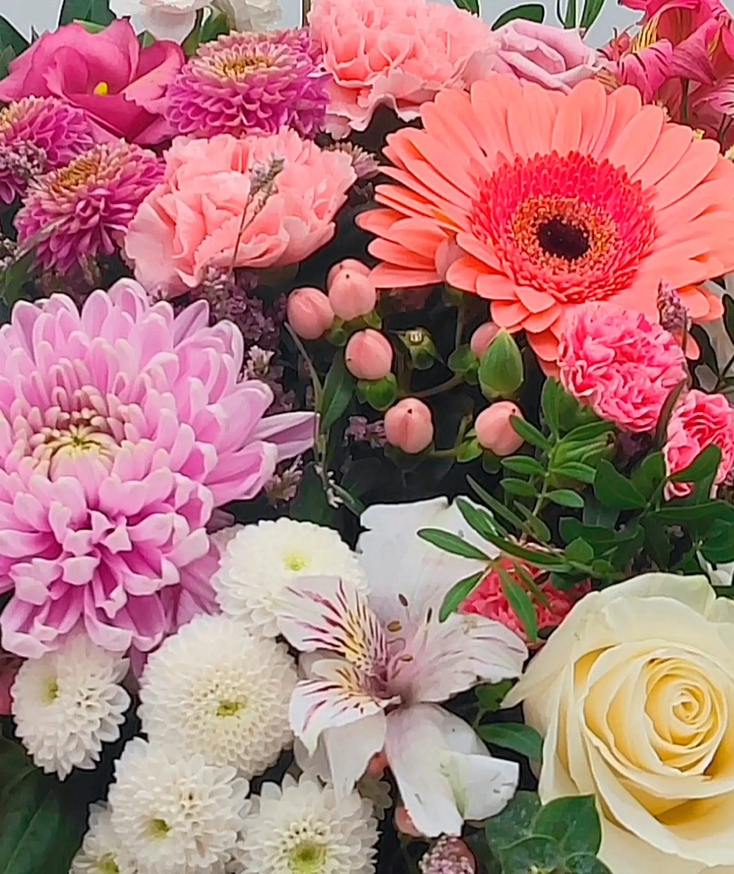 Ramo de flores variadas en tonos rosas y blancos