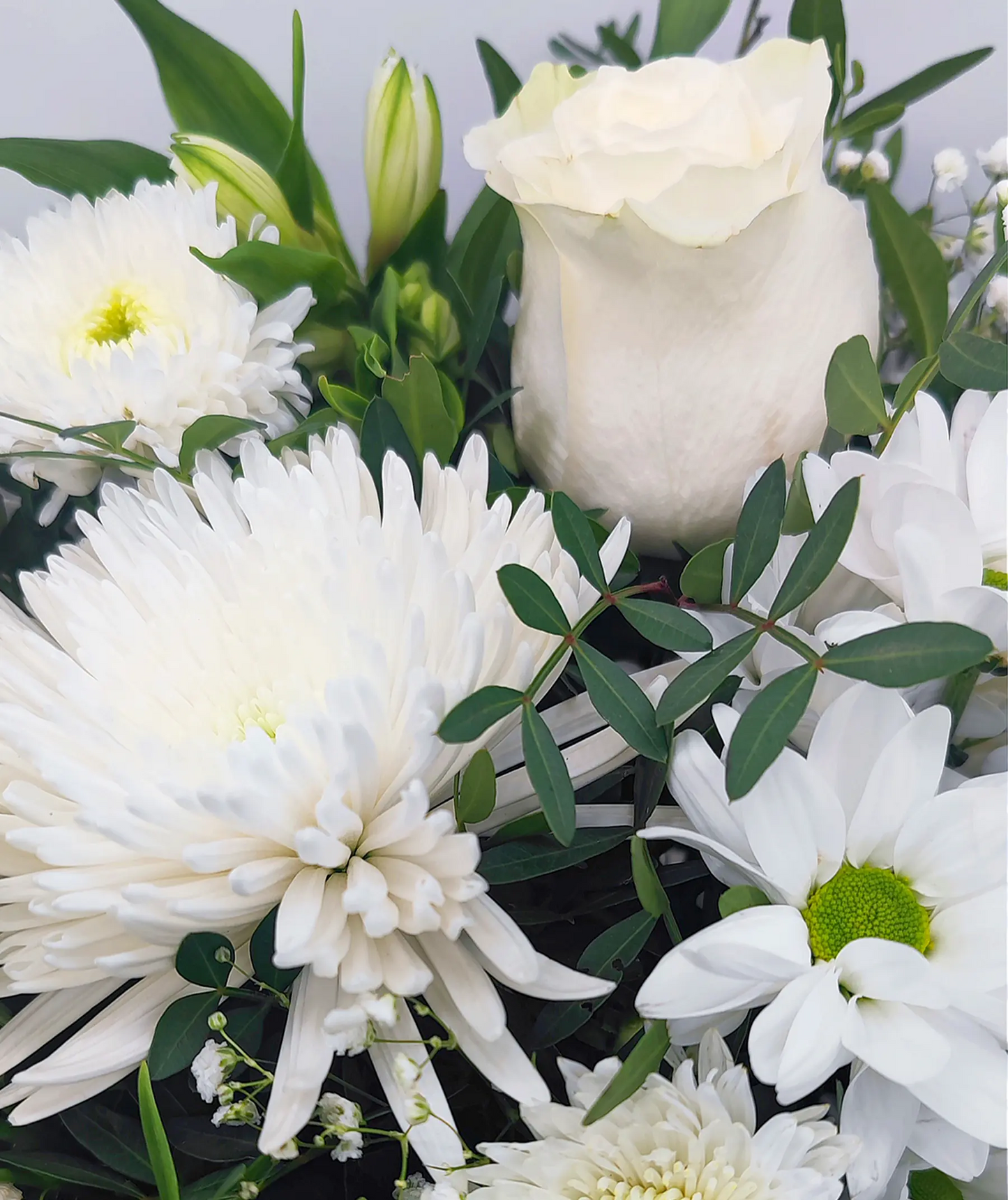 Ramo de Flores de Temporada en Tonos Blancos