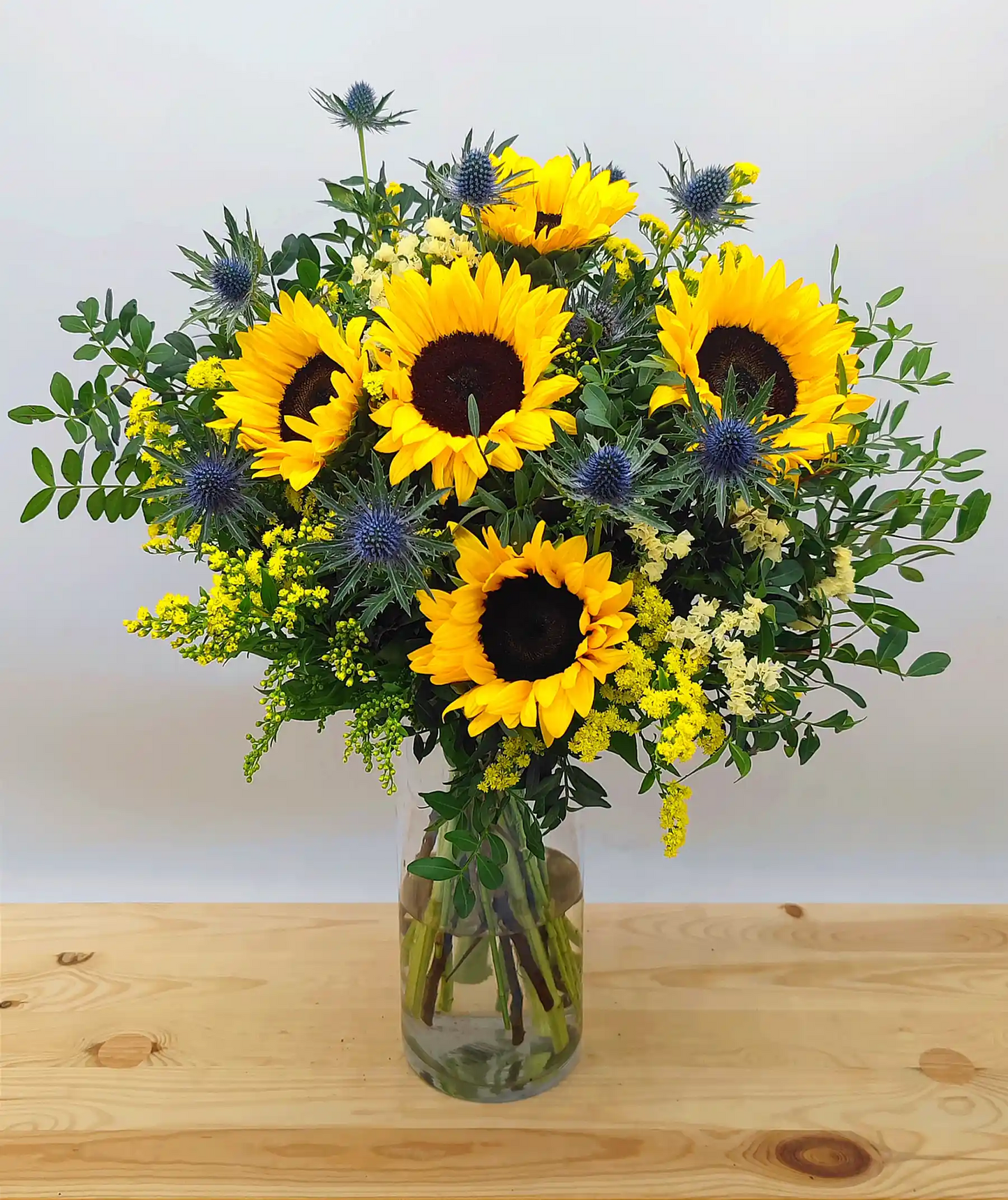 Ramo de flores de 5 Girasoles amarillos con verdes decorativos
