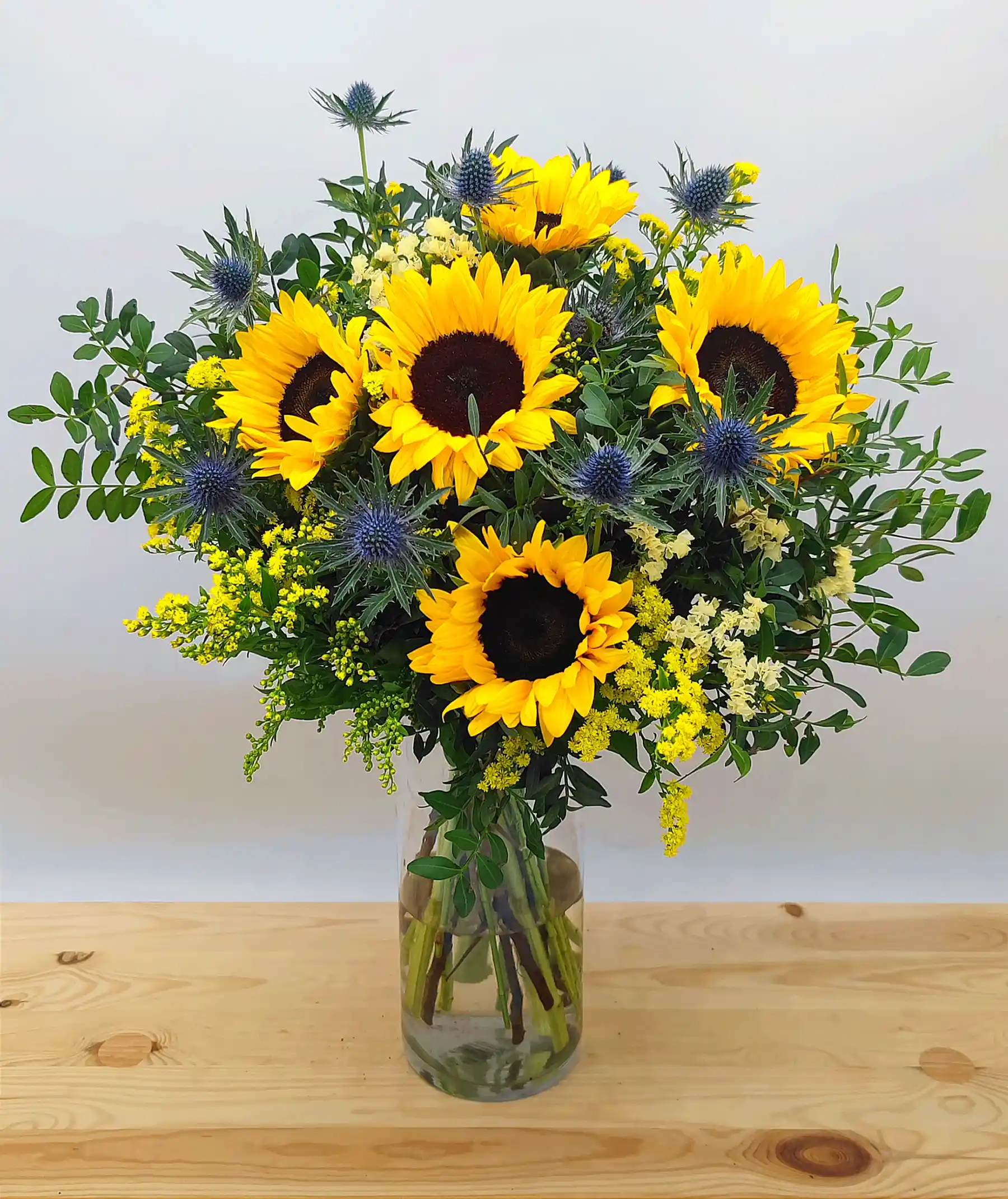 Ramo de flores de 5 Girasoles amarillos con verdes decorativos