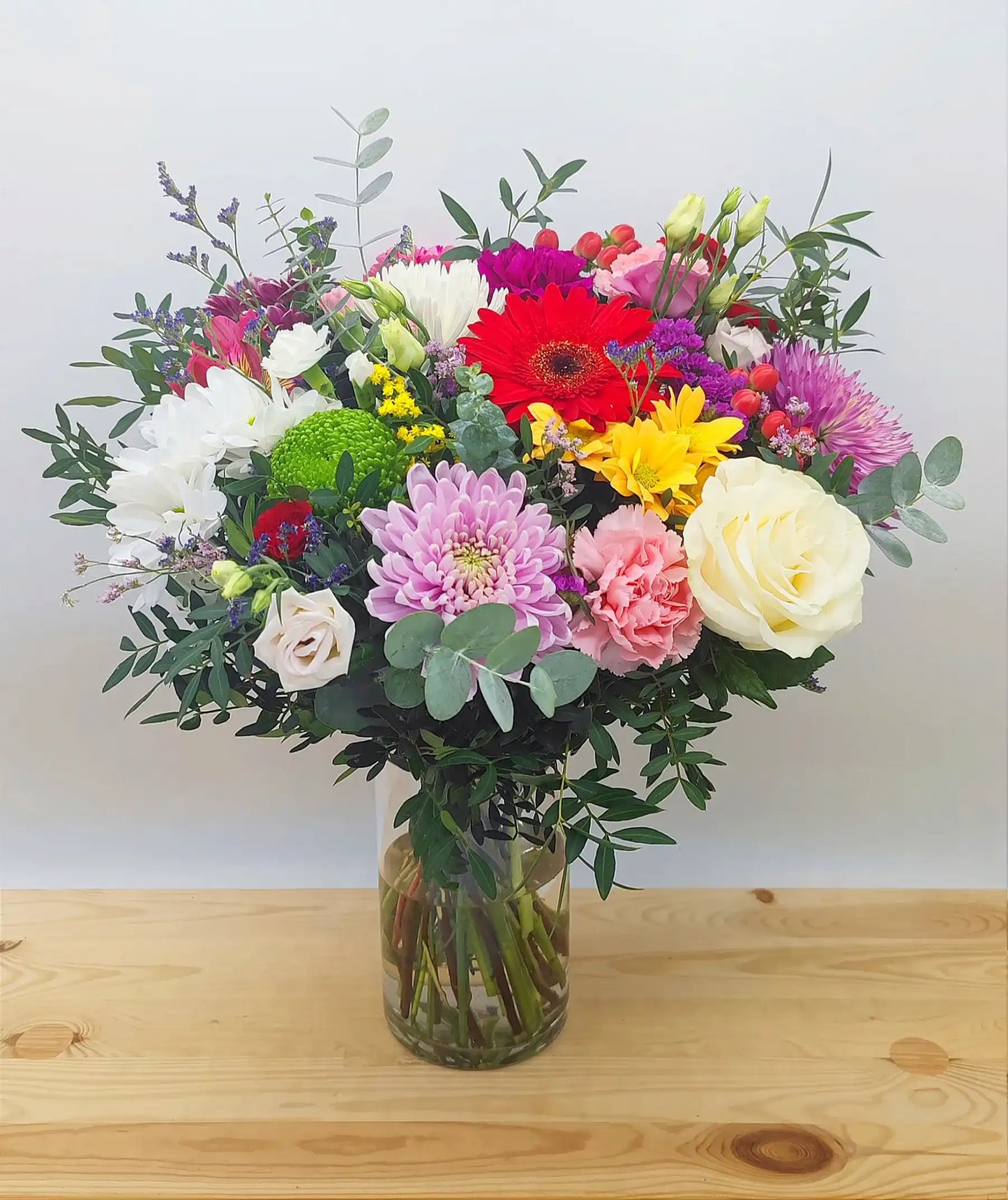 Ramo de flores de temporada con mucho colorido