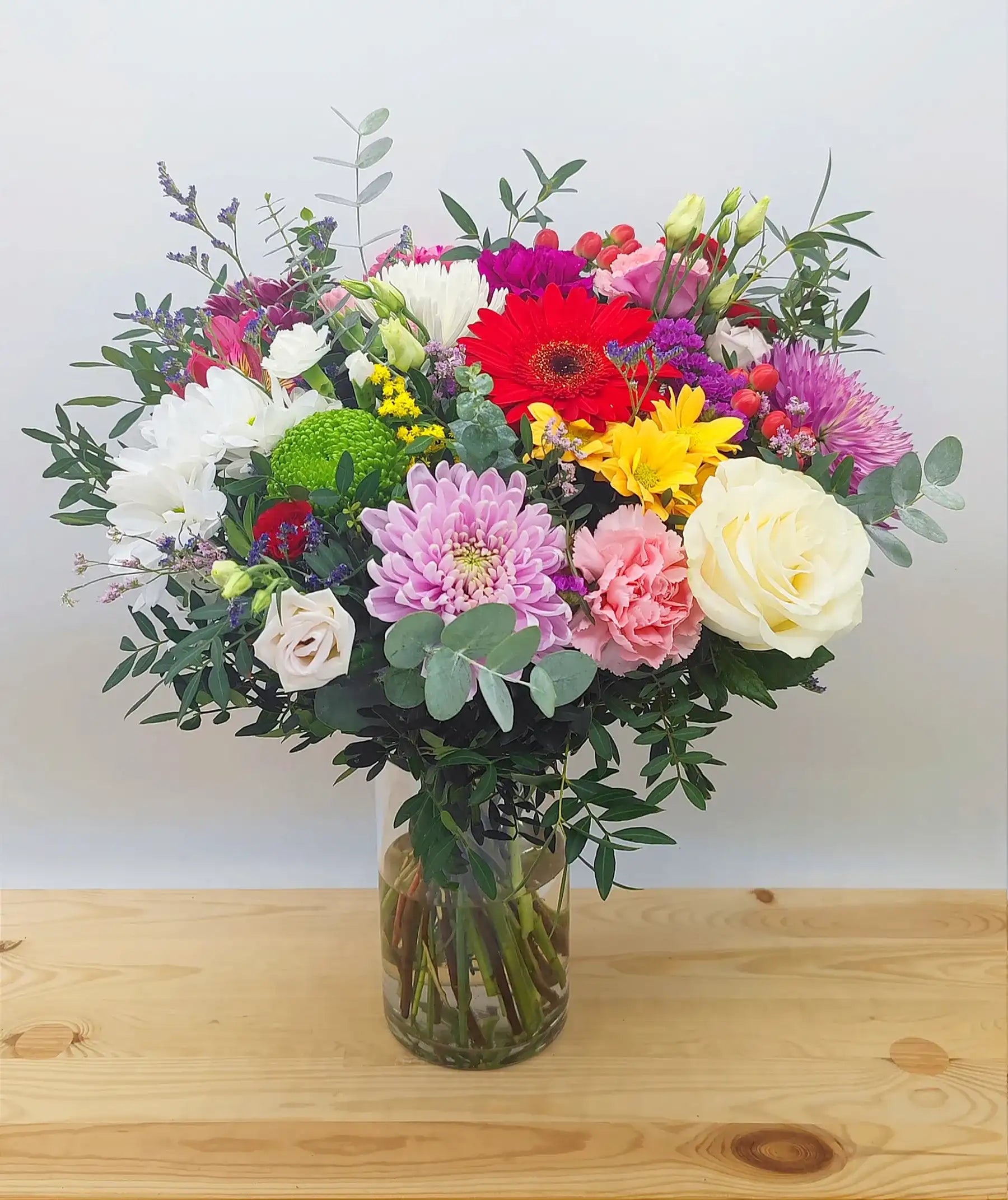 Ramo de flores de temporada con mucho colorido