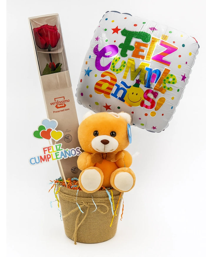 Cesta de cumpleaños con rosa eterna roja, osito de peluche y globo “Feliz Cumpleaños”