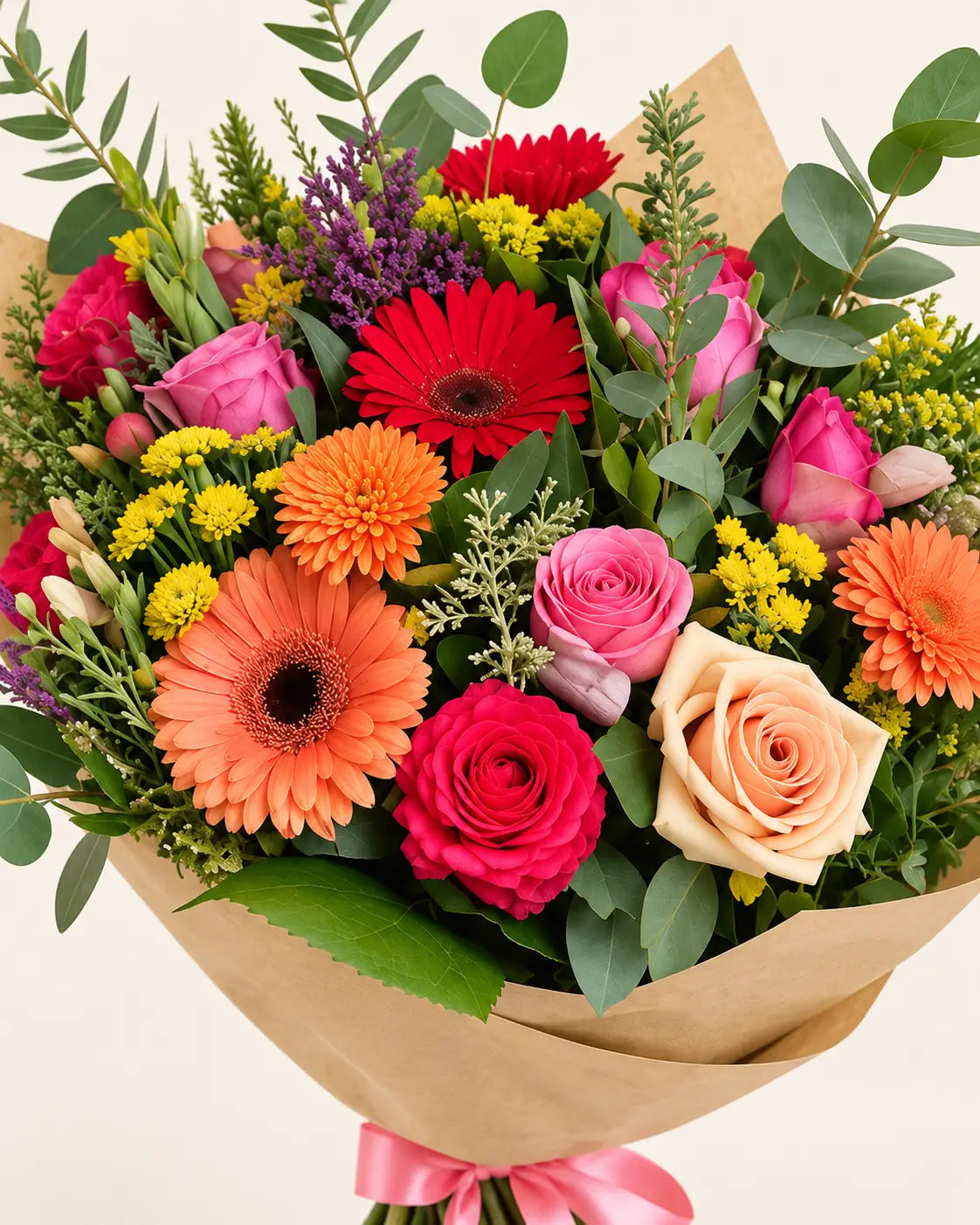 Detalle del ramo Floraida con rosas, gerberas y flores de temporada en colores variados - Flores La Paz Madrid