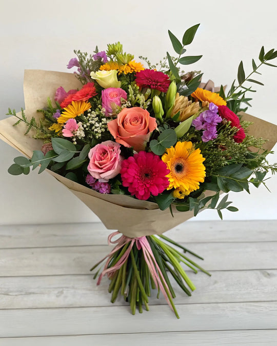 Ramo alegre de rosas, gerberas y flores silvestres con entrega en Madrid – FLORAIDA de Flores La Paz