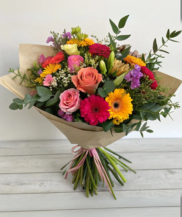 Ramo alegre de rosas, gerberas y flores silvestres con entrega en Madrid – FLORAIDA de Flores La Paz