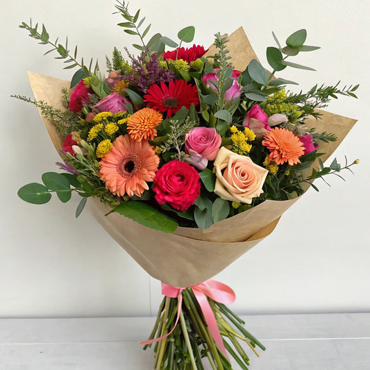 Detalle del ramo FLORAIDA con flores frescas y alegres para cumpleaños en Madrid