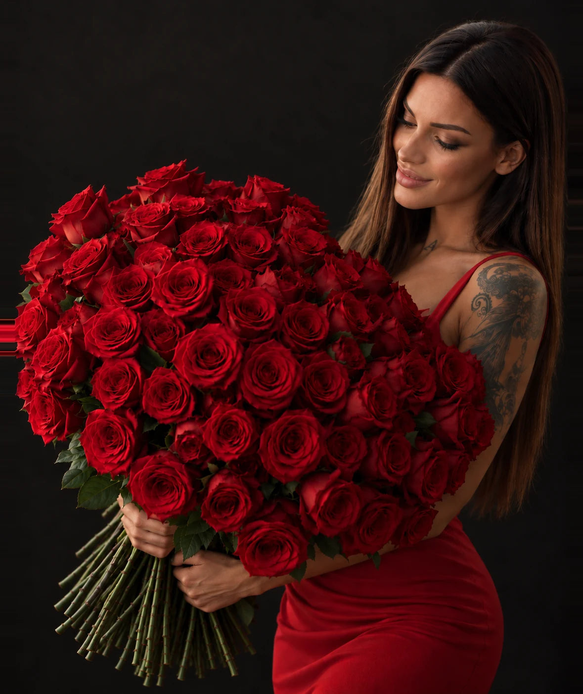 Mujer sosteniendo un ramo de 100 rosas rojas de gran tamaño, Flores La Paz Madrid
