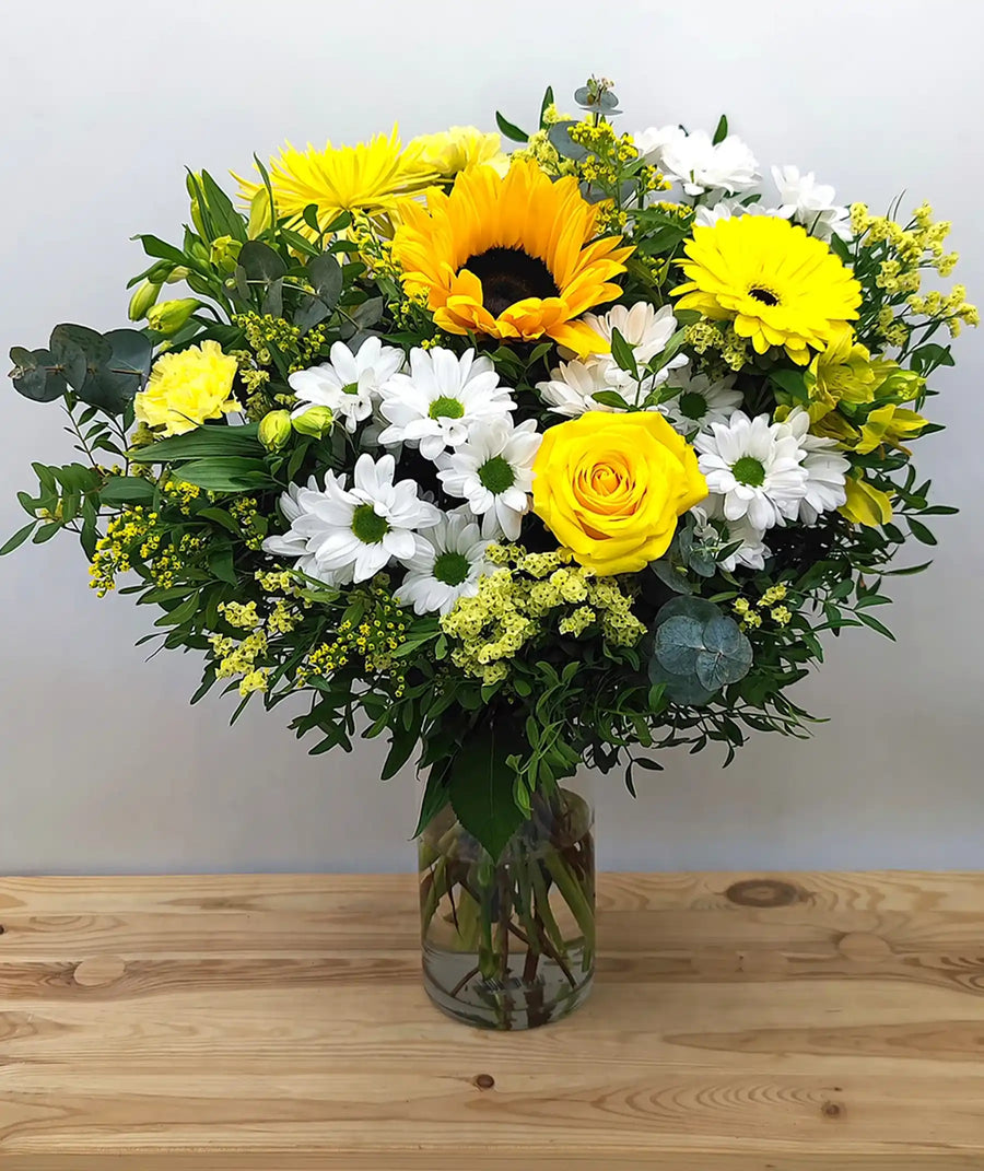 Ramo de flores en colores amarillos y blancos de temporada, disponible en Madrid