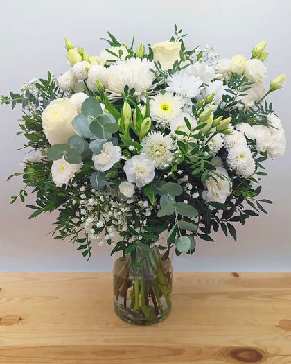 Ramo de flores blancas frescas con entrega a domicilio en Madrid