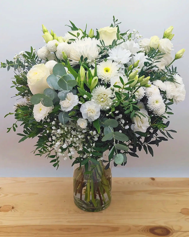 Ramo de flores blancas frescas con entrega a domicilio en Madrid