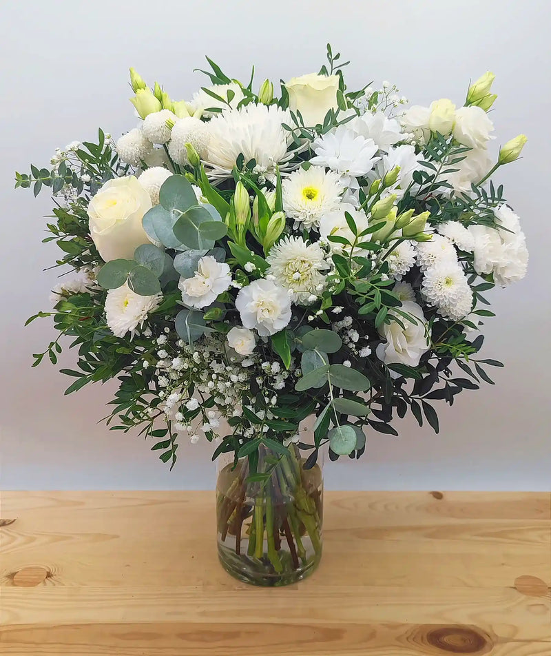 Ramo de flores blancas frescas con entrega a domicilio en Madrid