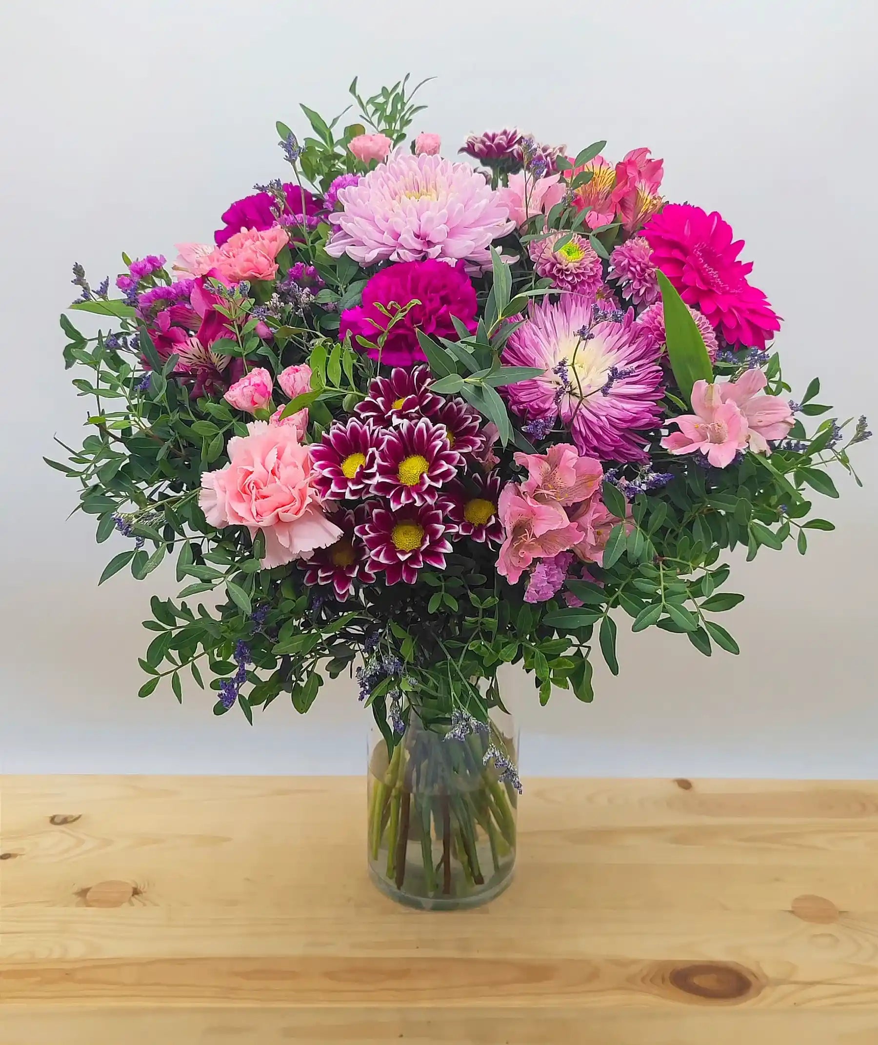 Ramo de flores frescas en tonos morado y rosa, disponible para envío en Madrid