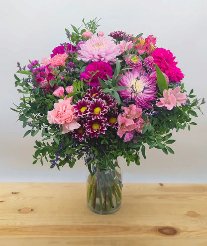 Ramo de flores frescas en tonos morado y rosa, disponible para envío en Madrid