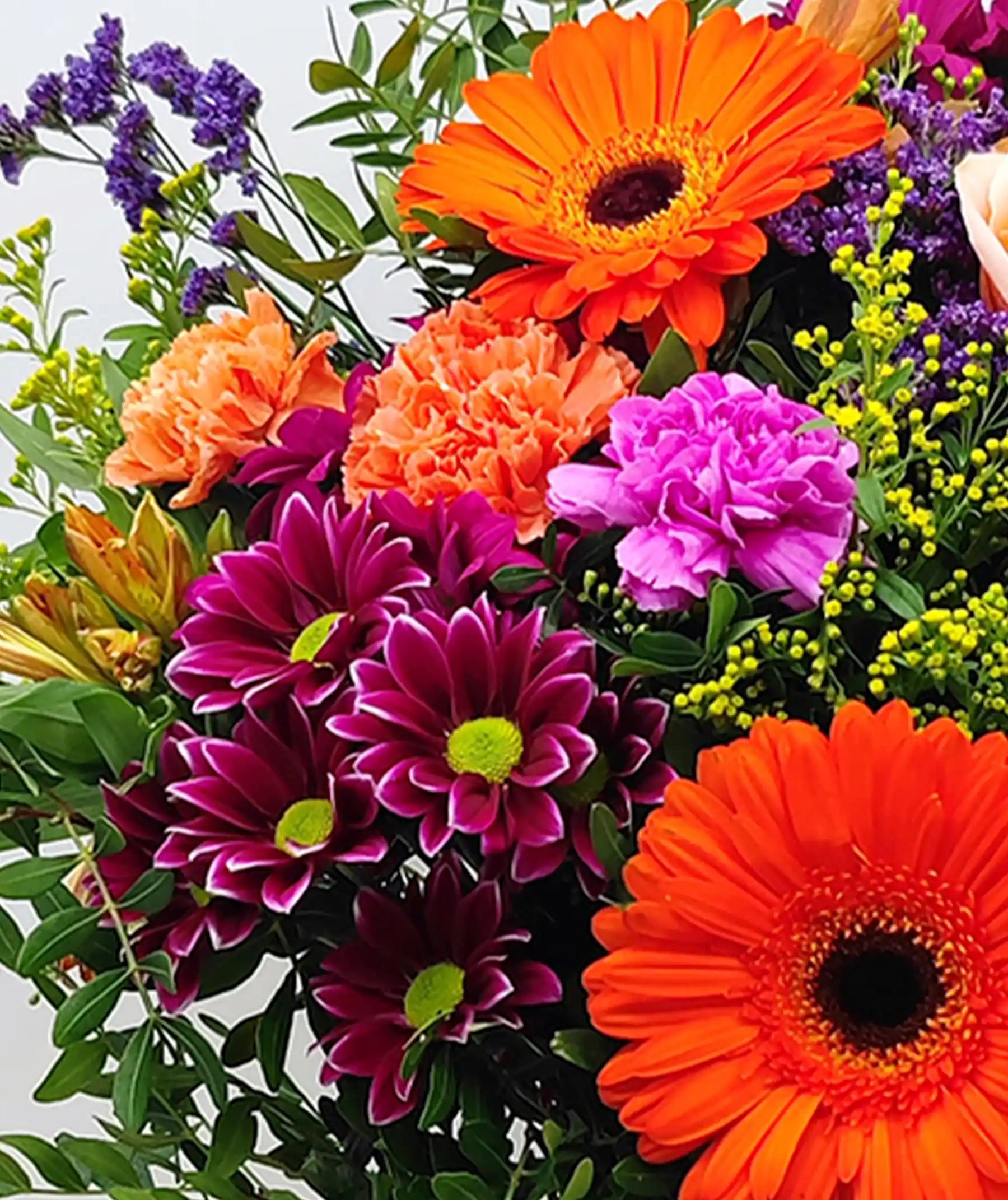 Detalle del ramo de flores naranja y morado FLP de temporada
