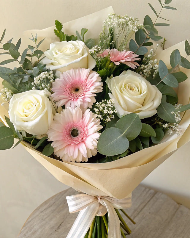 Ramo NÉMIRA con rosas y gerberas frescas en tonos rosados