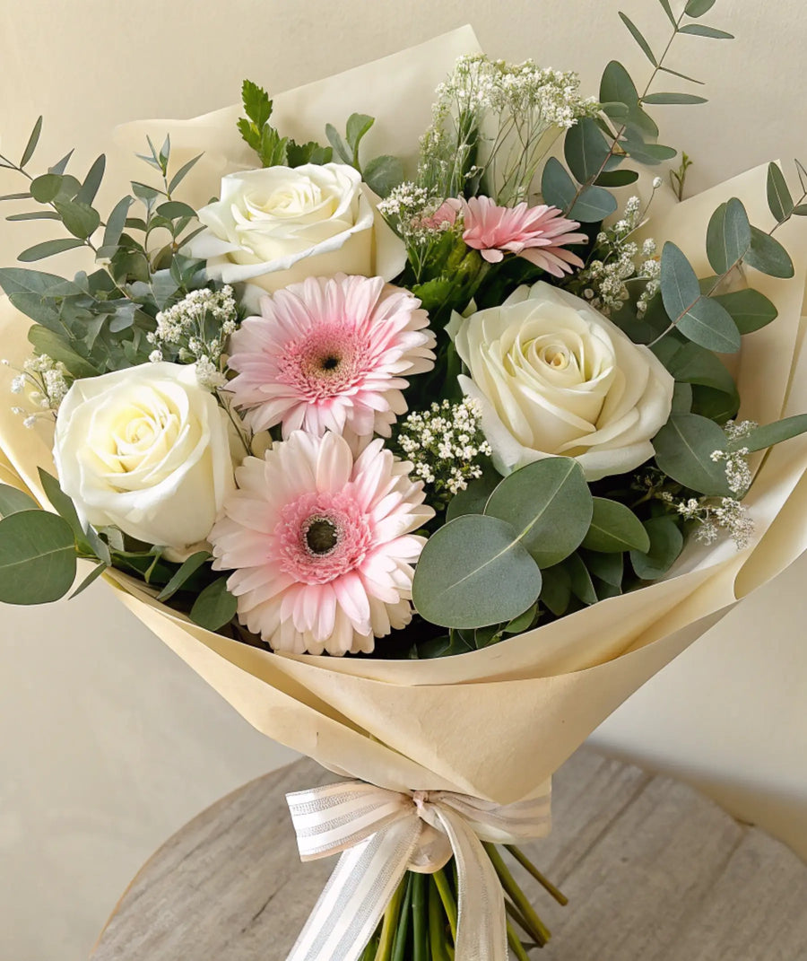 Ramo NÉMIRA con rosas y gerberas frescas en tonos rosados