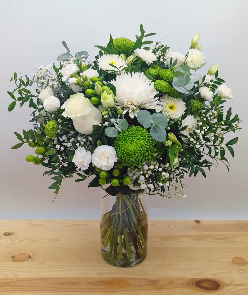 Ramo de flores frescas verdes y blancas FLP de temporada – Flores La Paz