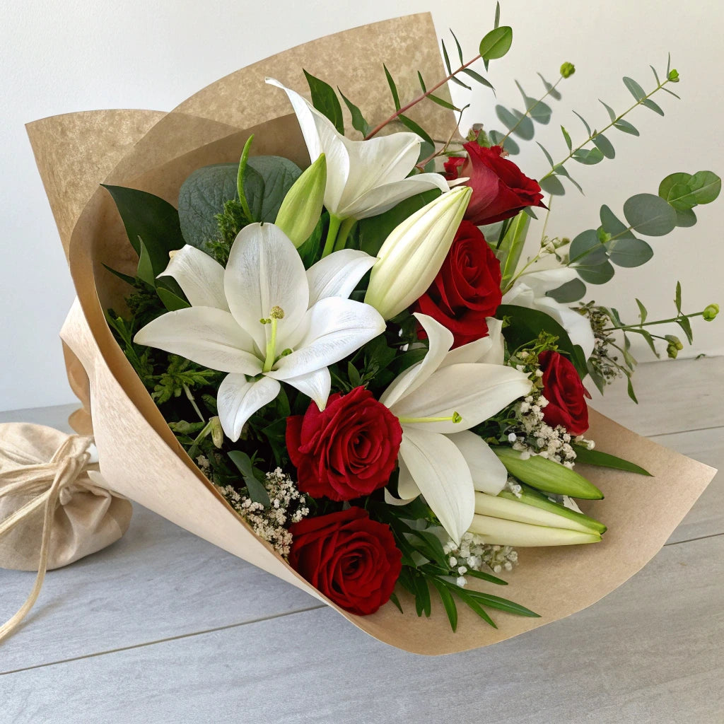 Ramo romántico de rosas y lirios con entrega en Madrid